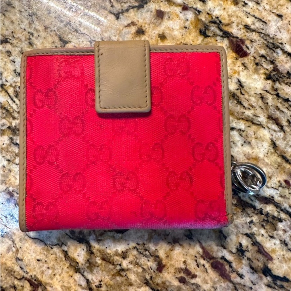 Gucci bifold zip wallet in tan and red signature canvas and leather. EUC